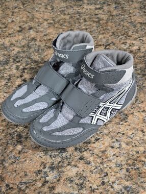 Asics Kids Gray and White Velcro High-Top Wrestling Shoes Size 2Y
